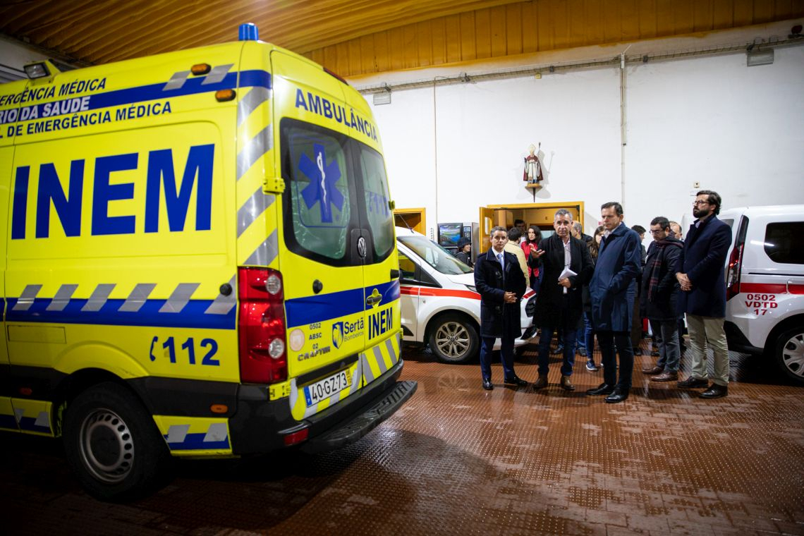 luís montenegro com bombeiros sertã