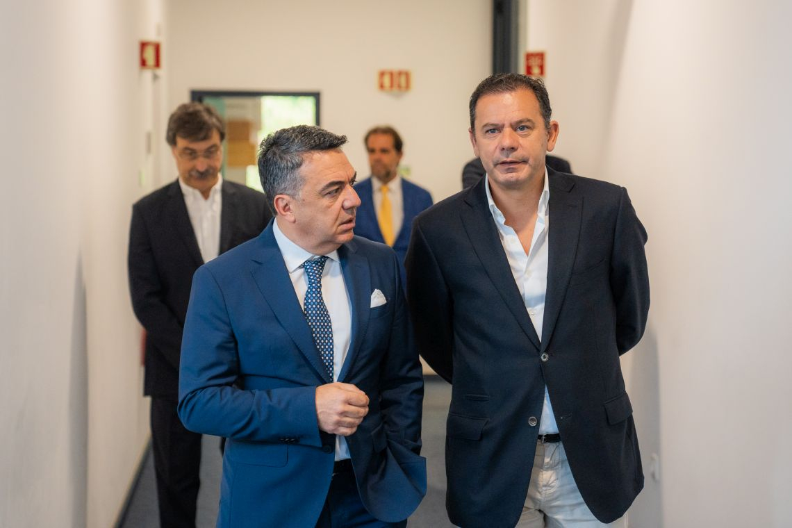 luís montenegro no centro internacional de negócios da madeira